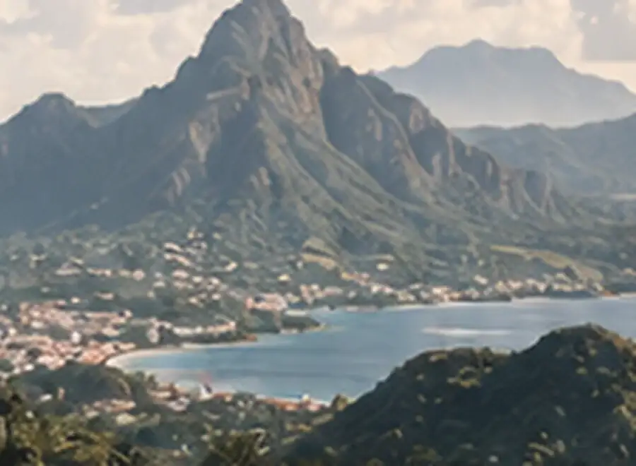 Montagne et baie d’une île caribéenne, une ville au bord de l’eau